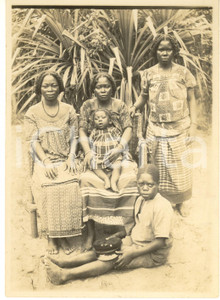 1950 ca CONGO BELGA - RUANDA - Donne indigene in una missione - Foto 13x18 cm  Fotografia d'epoca. FAIR/discreto piccola piegatura angolare Formato: 13x18 cm originale e autentica 1