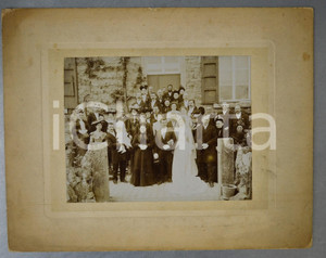 1910 ca COUVIN (BELGIQUE) Mariage - Epoux avec leur famille *Photo 34x27 cm Fotografia d'epoca, montata su cartoncino rigido.FOTOGRAFO: Eug&egrave;ne Thomas-Dalcq - Couvin FAIR/discreto smussature angolari Formato: 34x27 cm originale e autentica 1