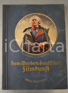 1935 CINEMA GERMANY Vom Werden Deutscher Filmkunst 2. Teil - Der Tonfilm DAMAGED Pubblicazione originale d'epoca, illustrata b/n con immagini applicate.Coperta in cartoncino, con dorature a rilievo.EDITORE: Cigaretten-Bilderdienst, Altona-BahrenfeldPAGINE: 136 POOR/danneggiato buone condizioni interne, ma asportazione del frontespizio (il volume comincia a pagina 5); piegature in copertina Formato: 23x31 cm originale e autentica 1
