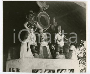 1960 ca SOUTH AFRICA A traditional altar with statuettes - Photo 24x20 cm  Fotografia originale d'epoca.CONDIZIONI: FAIR (margine inferiore rifilato; lievi difetti di stampa)FORMATO: 24x20 cm    originale e autentica 1