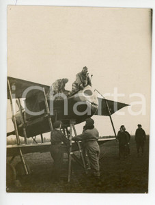 1917 WW1 Roi Albert I de Belgique vole avec Capt JACQUET sur Farman HF. 20 PHOTO  Rara fotografia originale d'epoca, datata marzo 1917, scattata presso un campo dell'aviazione belga.Re Alberto I &egrave; con il capitano Fernand Jacquet; il velivolo &egrave; un Farman HF. 20 belga ("la sale gueule").CONDIZIONI: GFORMATO: 8x10 cm    originale e autentica 1