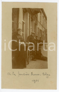 1911 BELGIQUE Village à la frontière franco-belge - Photo carte postale ANIMEE  Fotografia originale d'epoca, in formato cartolina postale.CONDIZIONI: GFORMATO: FP    originale e autentica 1