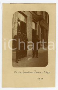 1911 BELGIQUE Douaniers à la frontière franco-belge - Photo carte postale ANIMEE  Fotografia originale d'epoca, in formato cartolina postale.CONDIZIONI: G (lievi difetti di stampa)FORMATO: FP    originale e autentica 1