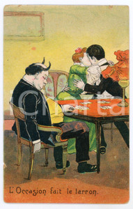 1910 ca HUMOUR L'occasion fait le larron - Amants - Carte postale illustrée  Cartolina postale d'epoca, non viaggiata.CONDIZIONI: POOR (piccoli strappi al lato superiore e minimo strappo al lato sinistro)FORMATO: FP    originale e autentica 1