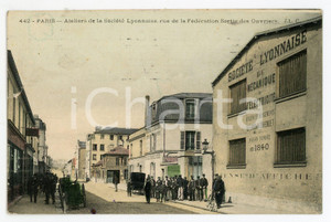 1912 PARIS Ateliers Société Lyonnaise - Sortie des Ouvriers - Carte postale  Cartolina postale d'epoca, viaggiata. POOR/danneggiato strappo di 0,5 cm al lato sinistro; macchia al lato superiore Formato: 14x9 cm originale e autentica 1