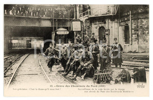 1910 PARIS Grève des Cheminots du Nord - Surveillance voie ferrée - Postcard 13  Cartolina postale d'epoca, non viaggiata.  GOOD/buono  Formato: 14x9 cm originale e autentica 1