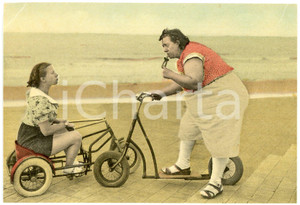 1950ca FRANCE - HUMOUR Fat women on tricycle and scooter - Postcard FP NV  Cartolina postale d'epoca, non viaggiata.CONDIZIONI: FAIR (piegatura all'angolo superiore sinistro)FORMATO: FP    originale e autentica 1