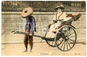 1919 HONG KONG (CHINA) European woman on a rickshaw  - Postcard  Cartolina postale d'epoca, non viaggiata.Scritta con data al lato inferiore al recto.CONDIZIONI: FAIR (piccole piegature angolari)FORMATO: FPEDITORE: Daibutsu - Hong Kong    originale e autentica 1
