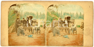 1900 ca  Five men and a toast in the woods - Hand Coloured Antique Stereoview Fotografia stereoscopica d'epoca, su cartoncino rigido.FORMATO: 18x9 cmCONDIZIONI: G    originale e autentica 1