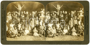 1904 SAINT LOUIS Louisiana Purchase Expo - Children of every nation - Stereoview Fotografia stereoscopica d'epoca, su cartoncino rigido.Didascalia originale: "Children of every nation represented at the fair, Pres. Francis and Sir Wilfrid Laurier of Canada in the background, Louisiana Purchase Exposition, St. Louis, U.S.A."EDITORE: H. C. White, USA FORMATO: 18x9 cmCONDIZIONI: G     originale e autentica 1