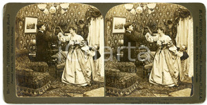 1903 USA Lovers scene - Miss Hevywayt conceals Mr Slight - Stereoview WHITE Fotografia stereoscopica d'epoca, su cartoncino rigido.EDITORE: H. C. White, USA FORMATO: 18x9 cmCONDIZIONI: G     originale e autentica 1