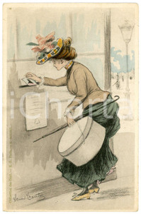 1900 FRANCE COSTUMES Femme avec boîte à chapeau Ill. Henri BOUTET Carte postale  Cartolina d'epoca, non viaggiata. FAIR/discreto Lievi smussature agli angoli Formato: FP originale e autentica 1