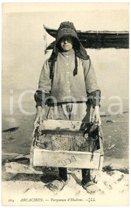 1910 ca ARCACHON (FRANCE) COUTUMES Parqueuse d'huîtres - Vintage postcard  Cartolina postale d'epoca, non viaggiata.CONDIZIONI: GFORMATO: FP    originale e autentica 1