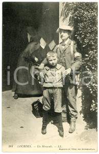 1910 LOURDES (FRANCE) Un enfant miraculé - Carte postale ancienne CPA  Cartolina postale d'epoca, viaggiata.CONDIZIONI: GFORMATO: FP    originale e autentica 1