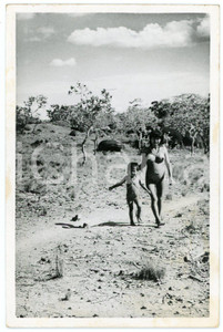 1955 ca VENEZUELA - BOLIVAR Indios Panare with her son ETHNIC NUDE Postcard FP  Cartolina postale d'epoca, non viaggiata.CONDIZIONI: FAIR (smussature e sbrecciature agli angoli)FORMATO: FP    originale e autentica 1