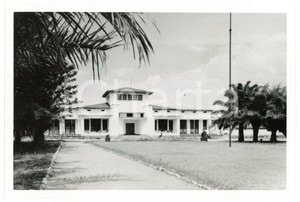 1949 BURUNDI - USUMBURA - Résidence du Gouverneur - Photo J. MULDERS  Fotografia d'epoca, che reca al verso la didascalia originale.FOTOGRAFO: J. Mulders - CongopresseCONDIZIONI: G (minima piegatura angolare)FORMATO: 18x12 cm     originale e autentica 1
