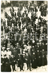 1910 ca BERLIN (?) People posing in a square - Postcard FP NV  Cartolina postale d'epoca, non viaggiata ma con nota manoscritta al verso. FAIR/discreto Lievi smussature agli angoli Formato: 9x14 cm originale e autentica 1