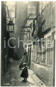 1910 ca ALT-HAMBURG (DEUTSCHLAND) Alter hof in der Spitalerstrasse - Postcard  Cartolina d'epoca, non viaggiata. FAIR/discreto Lievi smussature agli angoli Formato: FP originale e autentica 1