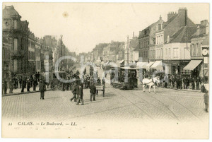 1900 ca CALAIS - FRANCE Le boulevard - Carte postale FP NV  Cartolina postale d'epoca, non viaggiata. FAIR/discreto Lievi smussature agli angoli, macchia al recto Formato: FP originale e autentica 1