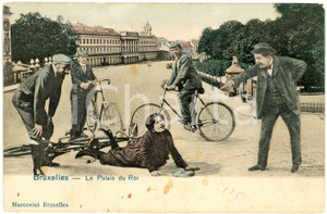 1900 ca HUMOUR - BRUXELLES Palais du Roi - Femme tombée de vélo - Carte postale  Cartolina postale d'epoca, non viaggiata ma con nota manoscritta al verso. FAIR/discreto Lievi smussature agli angoli Formato: FP originale e autentica 1