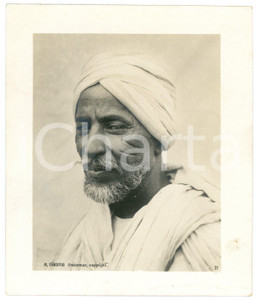 1910 ca Anglo-Egyptian SUDAN - Native senior - Portrait (1) Photo R. TÜRSTIG Fotografia seriale d'epoca.FOTOGRAFO: R. T&uuml;rstig - Omdurman POOR/danneggiato Piegatura evidente al lato inferiore, lievi abrasioni e smussature angolari Formato: 10x12 cm originale e autentica 1