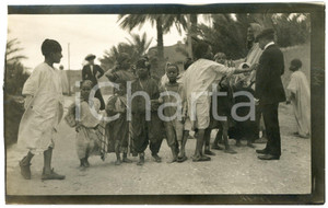 1920 ca ALGERIA Scena con piccoli mendicanti - Foto 14x9 cm  Fotografia d'epoca. FAIR/discreto margini lievemente rifilati Formato: 14x9 cm originale e autentica 1