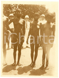 1930 ca CONGO BELGA - Europei con donne native - ETHNIC NUDE - Foto 7x10 cm  Fotografia d'epoca. GOOD/buono  Formato: 7x10 cm originale e autentica 1