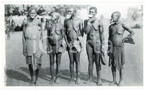 1950 ca CONGO BELGE - AFRIQUE Femmes à plateaux - Photo 13x8 cm  Fotografie d'epoca. FAIR/discreto Lievi Smussature agli angoli Formato: 13x8 cm originale e autentica 1