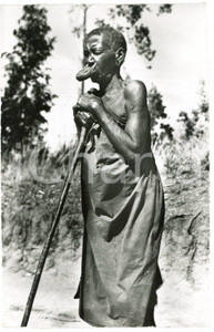 1920 ca UELE - CONGO BELGE Femme à plateaux - Carte postale FP NV  Cartolina d'epoca, non viaggiata. FAIR/discreto Lievi smussature agli angoli Formato: FP originale e autentica 1