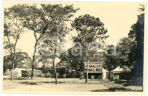 1931 CONGO Elisabethville World Fair - Attractions - Kameda *Photo GABRIEL Fotografia originale d'epoca, in formato cartolina postale, con didascalia manoscritta al verso.E' visibile un padiglione circense che pubblicizza "Princess Kameda, the smallest woman in the world".FOTOGRAFO: L&eacute;opold Gabriel - Elisabethville  GOOD/buono  Formato: 14x9 cm originale e autentica 1