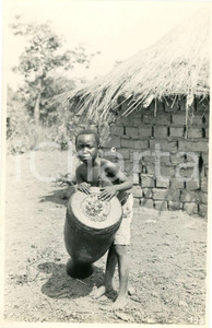 1930 ca CONGO BELGE Young boy playing the drum - Photo Léopold GABRIEL 193 Fotografia originale d'epoca, in formato cartolina postale.FOTOGRAFO: L&eacute;opold Gabriel - Panda - Katanga  GOOD/buono minimo difetto di stampa Formato: 9x14 cm originale e autentica 1