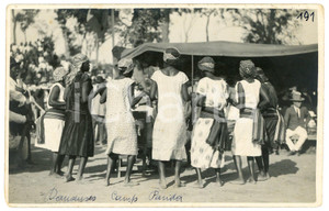 1930 ca CONGO BELGE KATANGA Mines PANDA - Danseuses du camp *Photo GABRIEL 191 Fotografia originale d'epoca, in formato cartolina postale.FOTOGRAFO: L&eacute;opold Gabriel   GOOD/buono minime smussature angolari Formato: 14x9 cm originale e autentica 1