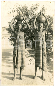 1930 ca CONGO BELGE - Femmes porteuses - Photo Léopold GABRIEL 108 Fotografia originale d'epoca, con timbro del fotografo al verso.FOTOGRAFO: L&eacute;opold Gabriel - Panda - Katanga  GOOD/buono ma lievi macchie al lato superiore Formato: 9x14 cm originale e autentica 1