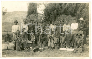 1930 ca CONGO BELGE - KATANGA - Hommes d'un village *Photo L. GABRIEL n° 109 Fotografia originale d'epoca, in formato cartolina postale.FOTOGRAFO: L&eacute;opold Gabriel - Panda - Katanga  GOOD/buono  Formato: 14x9 cm originale e autentica 1