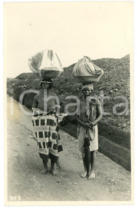 1930 ca CONGO BELGE - Femmes porteuses - Photo Léopold GABRIEL 379 Fotografia originale d'epoca, in formato cartolina postale.FOTOGRAFO: L&eacute;opold Gabriel - Panda - Katanga  GOOD/buono  Formato: 9x14 cm originale e autentica 1