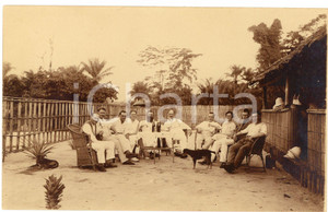 1925 ca CONGO BELGE Colons dans une cour - Photo 14x9 cm Fotografia originale d'epoca, in formato cartolina postale. GOOD/buono  Formato: 14x9 cm originale e autentica 1