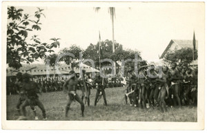 1930 ca CONGO BELGE - Danses traditionnelles dans un village  - Photo 14x9 cm Fotografia d'epoca, in formato cartolina postale. GOOD/buono  Formato: 14x9 cm originale e autentica 1