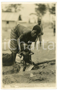 1931 CONGO BELGE - KATANGA - Femme lave son enfant *Photo L. GABRIEL 350 Fotografia originale d'epoca, in formato cartolina postale.Viaggiata.FOTOGRAFO: L&eacute;opold Gabriel - Panda - Katanga  GOOD/buono  Formato: 9x14 cm originale e autentica 1