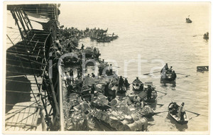 1930 ca SOUTHAMPTON (UK) Imbarco di sedie in vimini su nave *Foto L. GABRIEL 617 Fotografia originale d'epoca, in formato cartolina postale.FOTOGRAFO: L&eacute;opold Gabriel  GOOD/buono  Formato: 14x9 cm originale e autentica 1