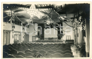 1930 ca CONGO BELGE - KATANGA - PANDA Salle des fêtes *Photo L. GABRIEL 640 Fotografia originale d'epoca, in formato cartolina postale.FOTOGRAFO: L&eacute;opold Gabriel  GOOD/buono ma piccola sbrecciatura al lato destro Formato: 14x9 cm originale e autentica 1