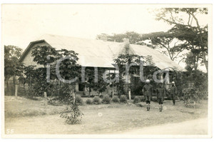 1930 ca LIKASI (CONGO BELGE) Edifice colonial et gardiens *Photo L. GABRIEL 55 1 Fotografia originale d'epoca, con timbro del fotografo al verso.FOTOGRAFO: L&eacute;opold Gabriel - Elisabethville GOOD/buono  Formato: 14x9 cm originale e autentica 1