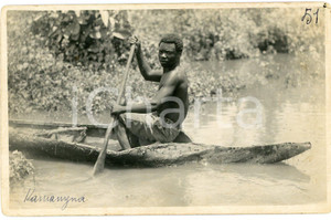 1930 ca CONGO BELGE Rivière PANDA - Homme en pirogue *Photo L. GABRIEL 51 Fotografia originale d'epoca, con didascalia al verso.FOTOGRAFO: L&eacute;opold Gabriel - Panda - Katanga  GOOD/buono  Formato: 14x9 cm originale e autentica 1