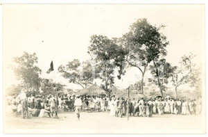 1930 ca CONGO BELGE Foule dans un village - Photo 14x9 cm Fotografia originale d'epoca, in formato cartolina postale. GOOD/buono  Formato: 14x9 cm originale e autentica 1