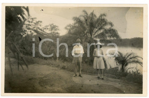 1930 ca CONGO BELGE - Couple de colons au bord du lac - Photo 14x9 cm Fotografia d'epoca, in formato cartolina postale. POOR/danneggiato difetti di stampa Formato: 14x9 cm originale e autentica 1