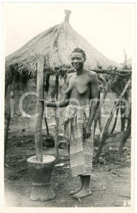 1930 ca CONGO BELGE KATANGA Femme avec un mortier *Photo L. GABRIEL 34 Fotografia originale d'epoca, in formato cartolina postale.FOTOGRAFO: L&eacute;opold Gabriel - Panda - Katanga  GOOD/buono  Formato: 9x14 cm originale e autentica 1