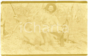 1930 ca CONGO BELGE - CHASSE - Homme avec son gibier - Photo 14x9 cm Fotografia originale d'epoca, in formato cartolina postale. FAIR/discreto lievi piegature; ingiallimento diffuso Formato: 14x9 cm originale e autentica 1