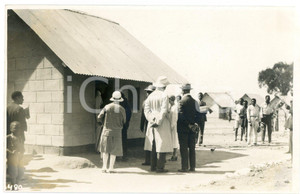 1928 CONGO BELGE Visite Roi Albert Ier Reine Elisabeth - Photo GABRIEL 480 Fotografia originale d'epoca, scattata durante la visita dei sovrani Alberto I ed Elisabetta del Belgio in Congo.FOTOGRAFO: L&eacute;opold Gabriel  POOR/danneggiato abrasione al verso, con piccola mancanza Formato: 14x9 cm originale e autentica 1