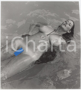 1960 ca EROTICA VINTAGE Lilli VERDI taking a bath naked - Photo 18x20 cm Fotografia d'epoca.  FAIR/discreto Margine destro rifilato a mano Formato: 18x20 originale e autentica 1