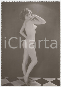 1955 ca EROTICA VINTAGE Nude woman on checkered floor - Photo 10x15 cm Fotografia d'epoca.  GOOD/buono  Formato: 10x15 originale e autentica 1