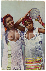 1950 ca AFRIQUE DU NORD Danseuses - Postcard ETHINC NUDE Scènes et Types  Cartolina postale d'epoca, viaggiata.CONDIZIONI: F (residui di colla al verso con abrasioni in corrispondenza dei timbri)FORMATO: FP    originale e autentica 1